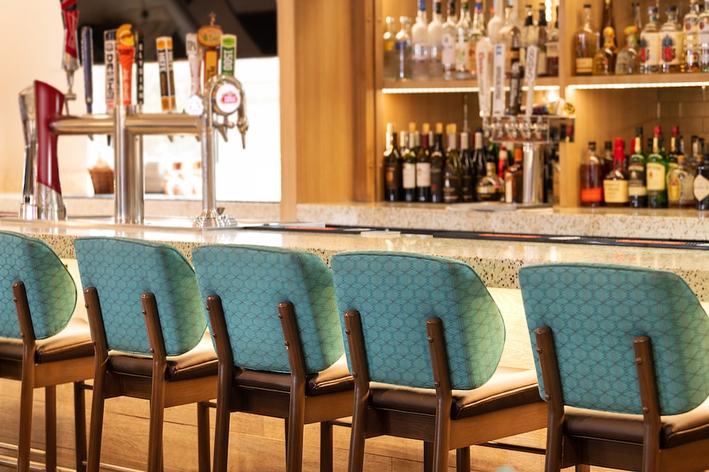 holiday inn and suites oakland airport by ihg