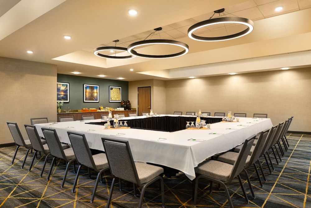 holiday inn and suites oakland airport by ihg