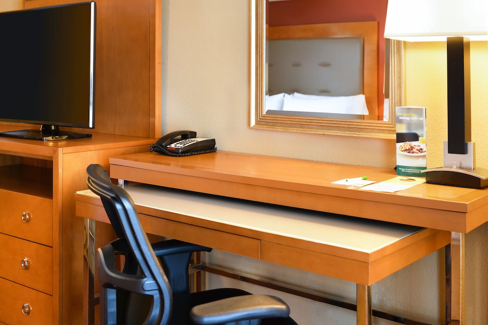holiday inn and suites oakland airport by ihg