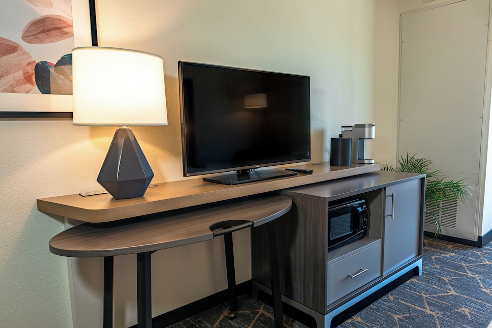 holiday inn and suites oakland airport by ihg