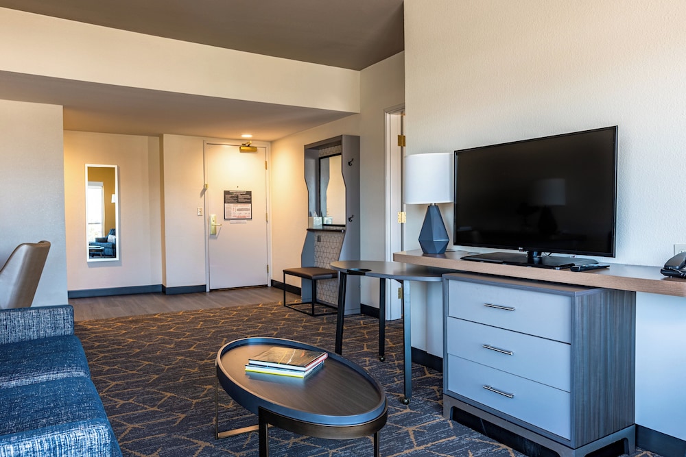 holiday inn and suites oakland airport by ihg