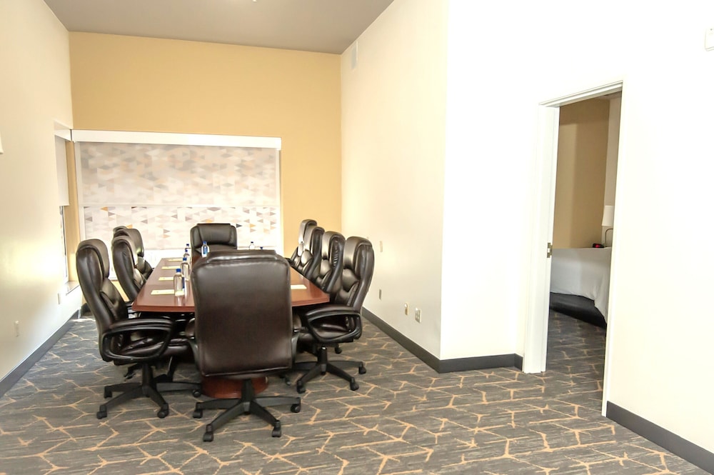 holiday inn and suites oakland airport by ihg