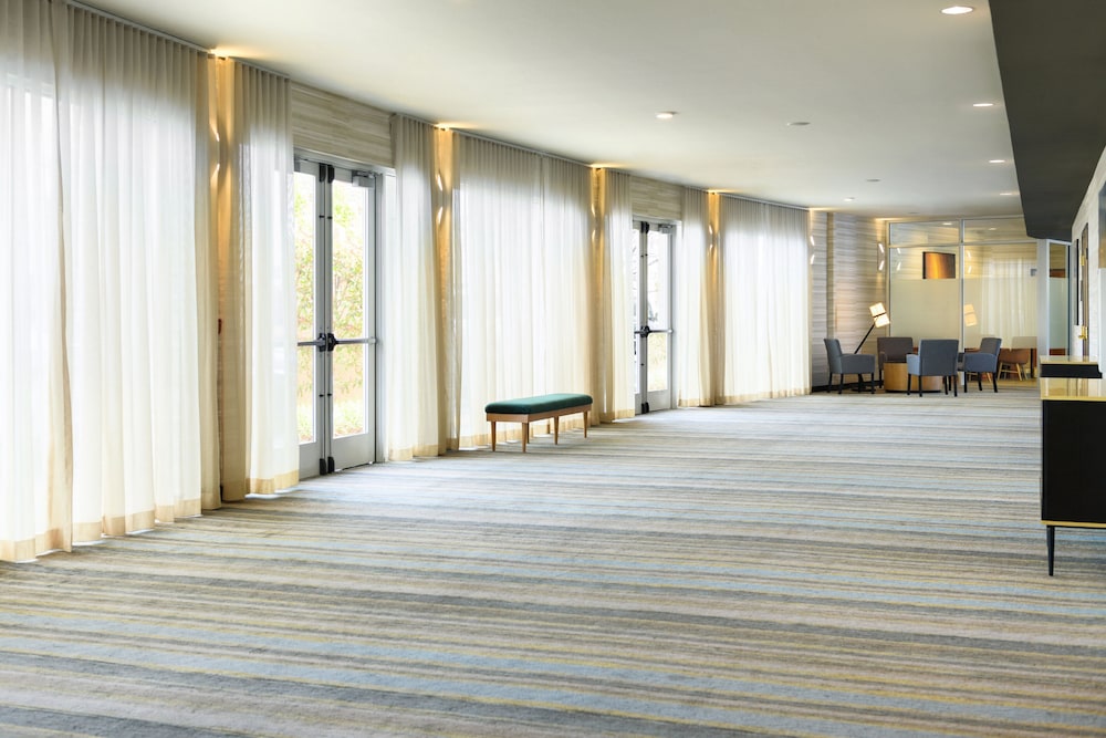 holiday inn and suites oakland airport by ihg