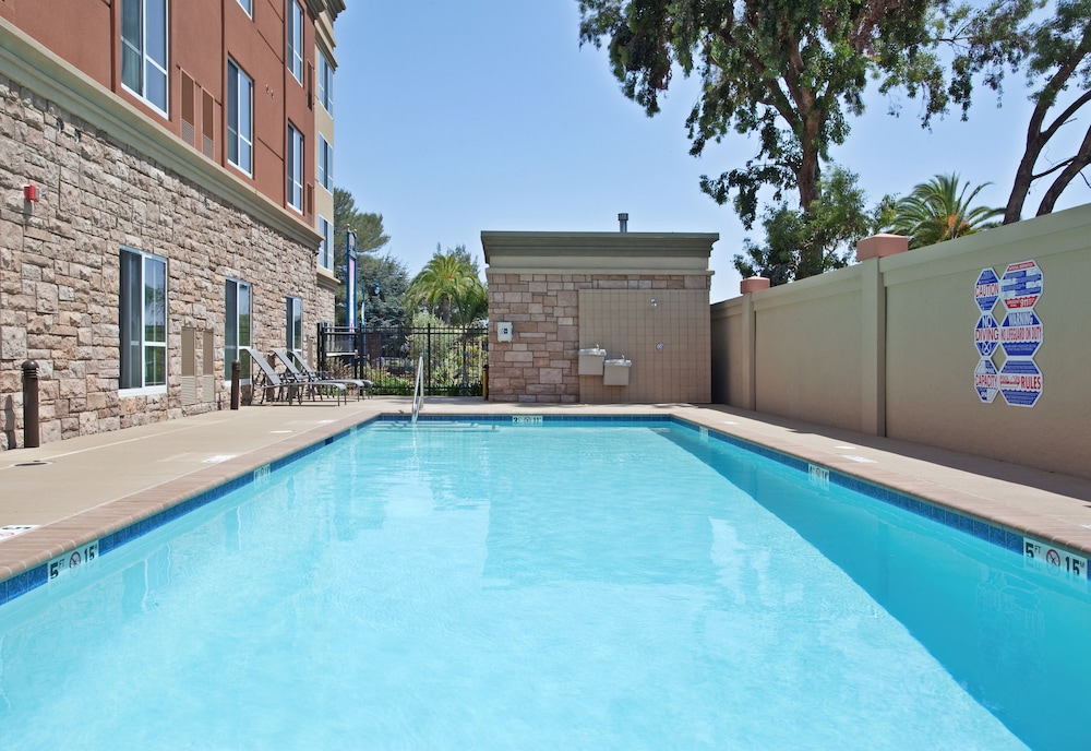 holiday inn and suites oakland airport by ihg