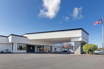 the lux hotel and conference center ascend hotel collection