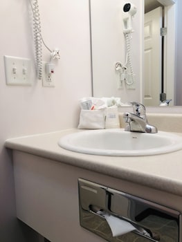 super 8 by wyndham lake country winfield area