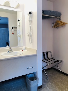 super 8 by wyndham lake country winfield area