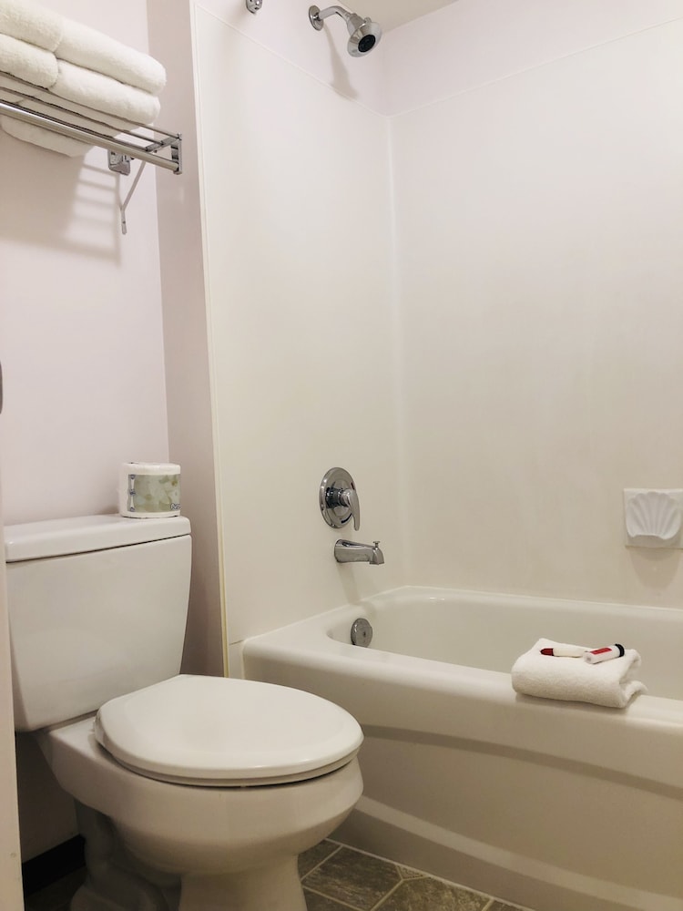 super 8 by wyndham lake country winfield area