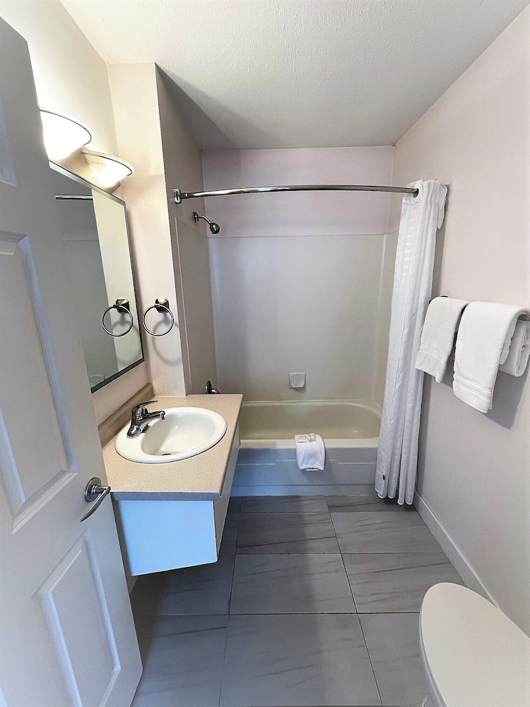 super 8 by wyndham lake country winfield area