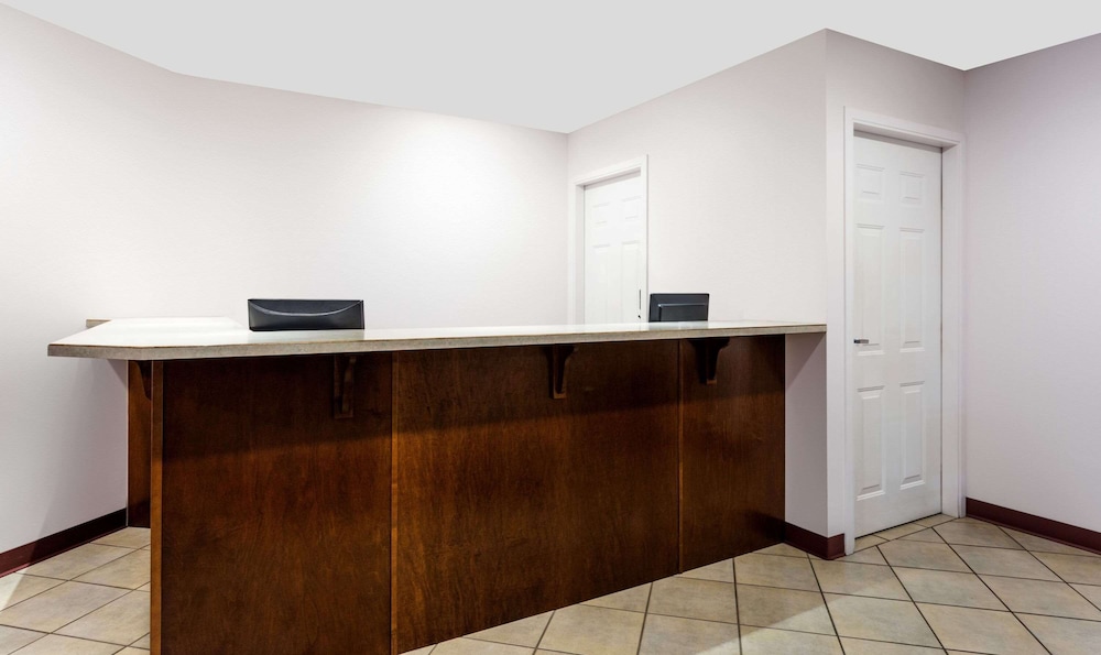 super 8 by wyndham lake country winfield area