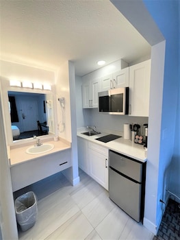 super 8 by wyndham lake country winfield area