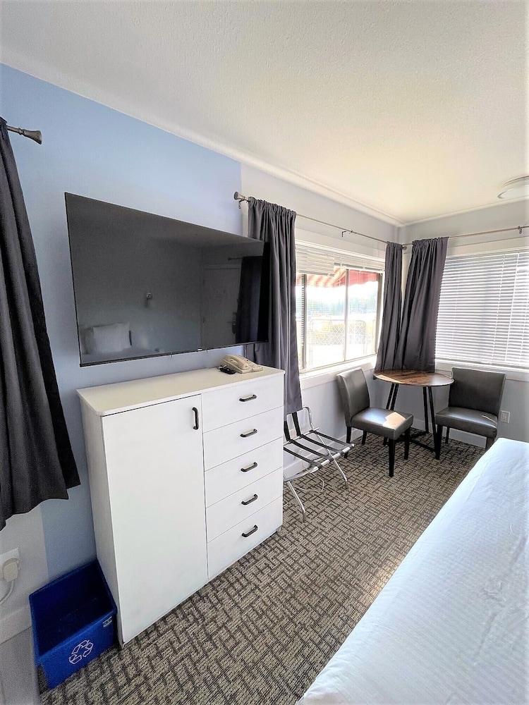 super 8 by wyndham lake country winfield area