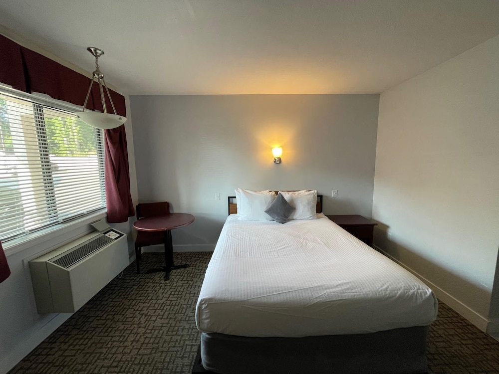 super 8 by wyndham lake country winfield area