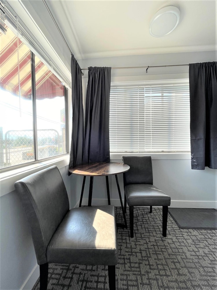 super 8 by wyndham lake country winfield area