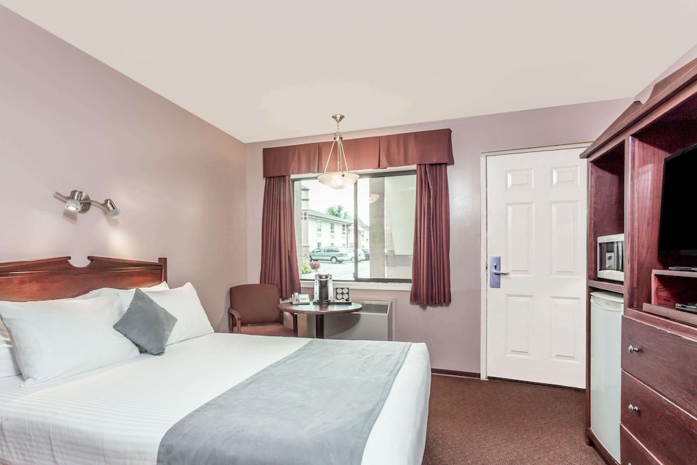 super 8 by wyndham lake country winfield area