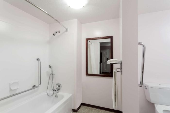 super 8 by wyndham lake country winfield area