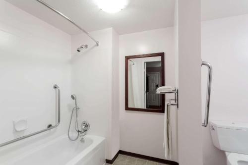 super 8 by wyndham lake country winfield area