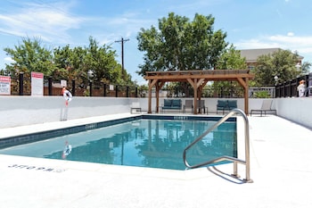 hampton inn and suites denton