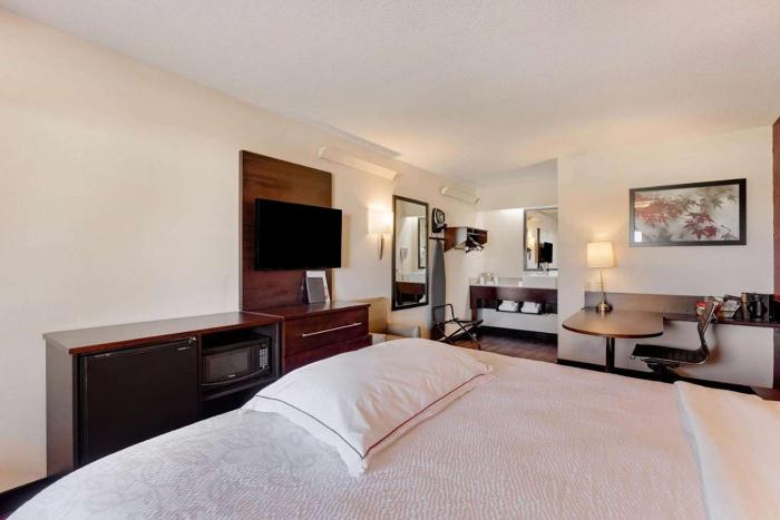 super 8 by wyndham deerfield northbrook