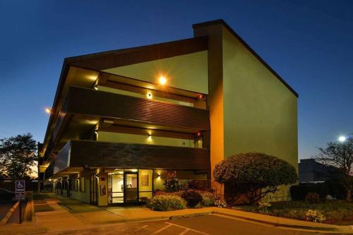 super 8 by wyndham deerfield northbrook