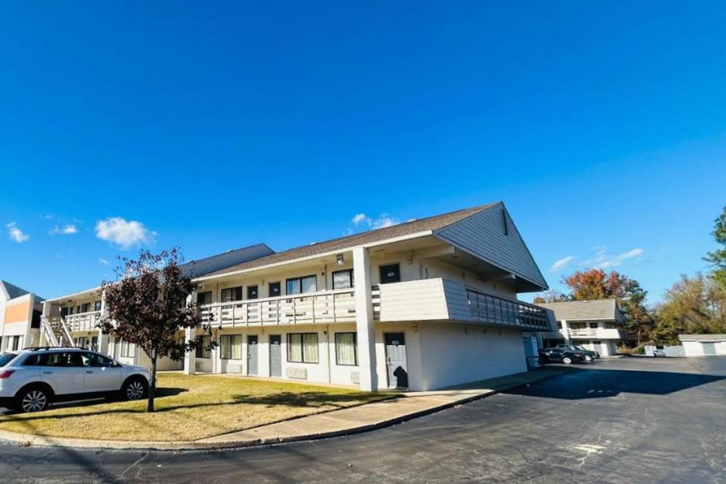 Super 7 Inn Tupelo,Near Bancorpsouth Arena,2 star