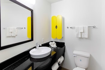 studio 6 austin tx airport