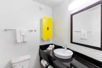 studio 6 austin tx airport