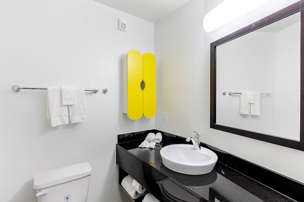 studio 6 austin tx airport