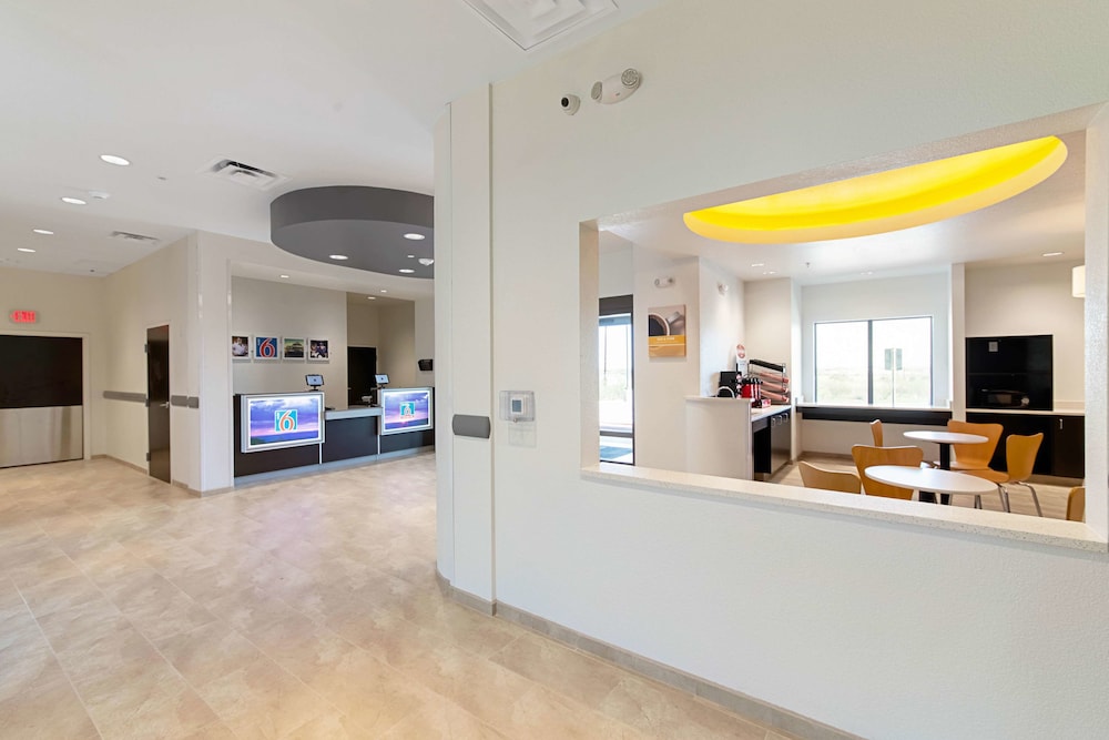 studio 6 austin tx airport