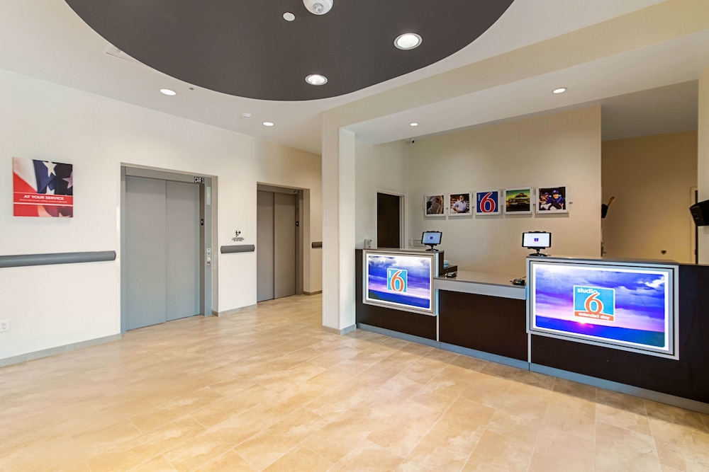 studio 6 austin tx airport