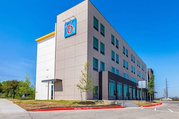 studio 6 austin tx airport