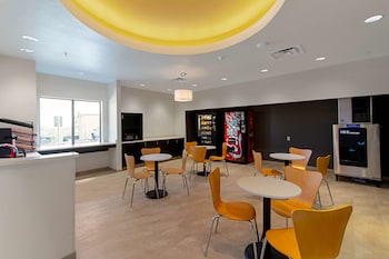 studio 6 austin tx airport