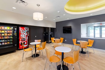 studio 6 austin tx airport