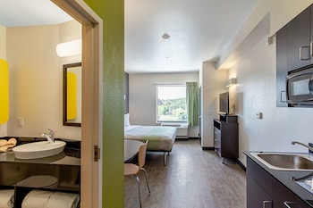 studio 6 austin tx airport