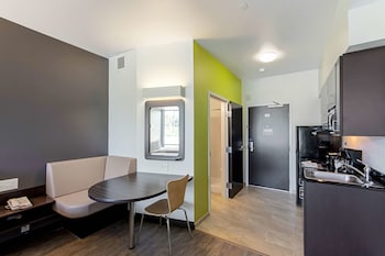 studio 6 austin tx airport