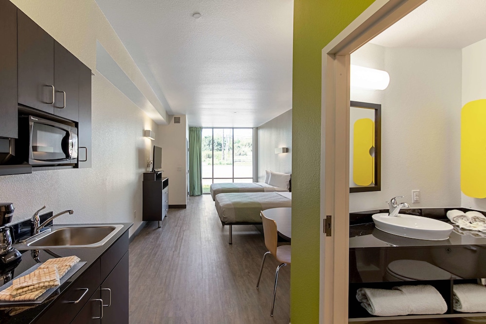 studio 6 austin tx airport