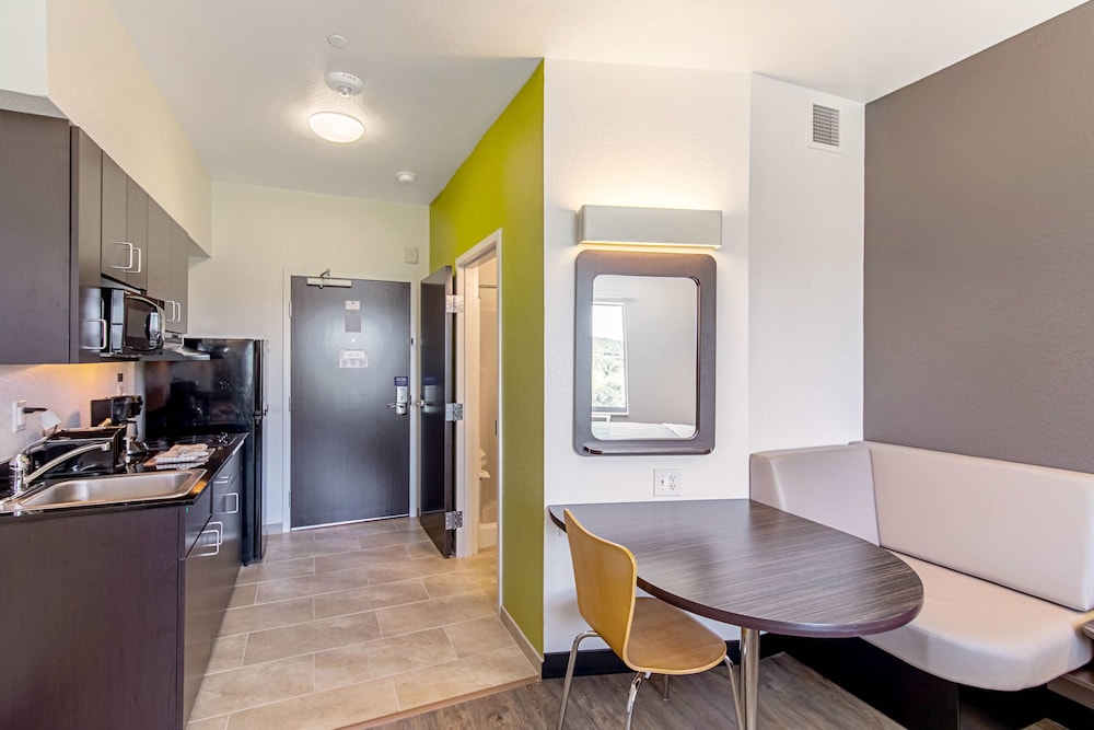 studio 6 austin tx airport