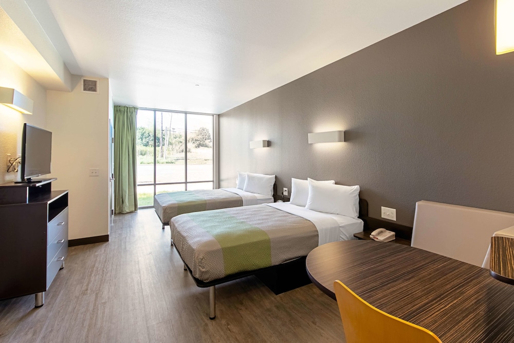 studio 6 austin tx airport