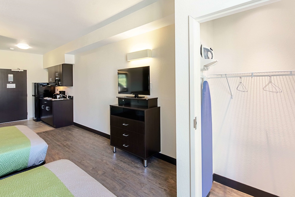 studio 6 austin tx airport