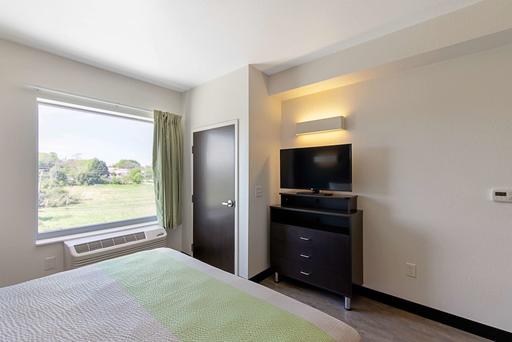 studio 6 austin tx airport