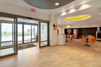 studio 6 austin tx airport