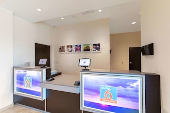 studio 6 austin tx airport