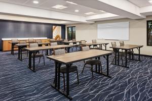 fairfield inn and suites by marriott cedar rapids north