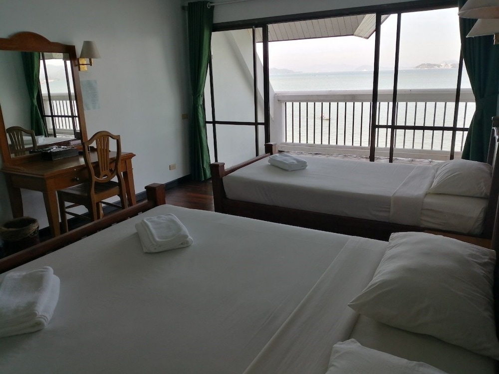 jansom beach resort ranong