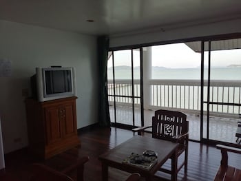 jansom beach resort ranong