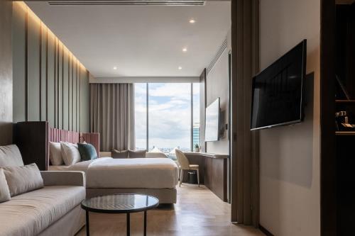 the quarter ratchayothin by uhg