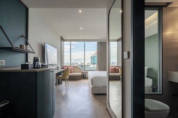 the quarter ratchayothin by uhg