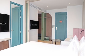 the quarter ratchayothin by uhg