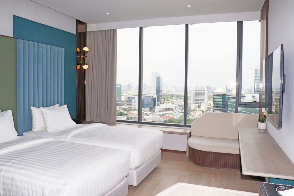 the quarter ratchayothin by uhg