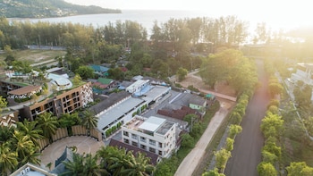 club 22 kamala suites